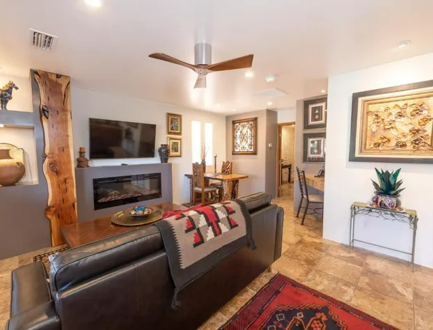 A Sunset Chateau hotel detail image 2