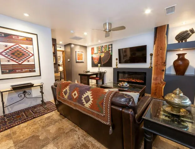 A Sunset Chateau hotel detail image 3