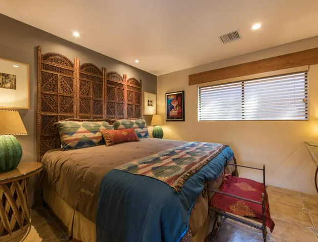 A Sunset Chateau hotel detail image 4