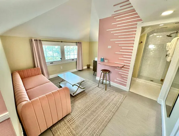 Peninsula Bed & Cocktails hotel detail image 4