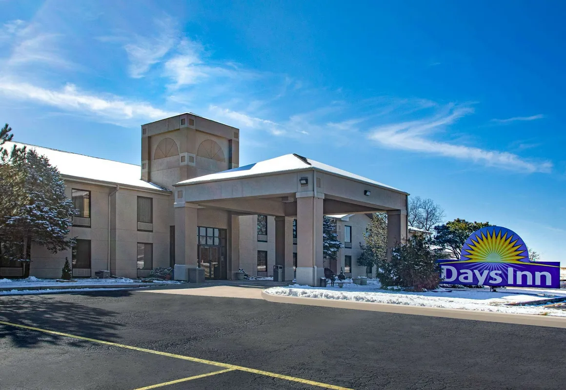 Days Inn & Suites by Wyndham Cuba hotel hero