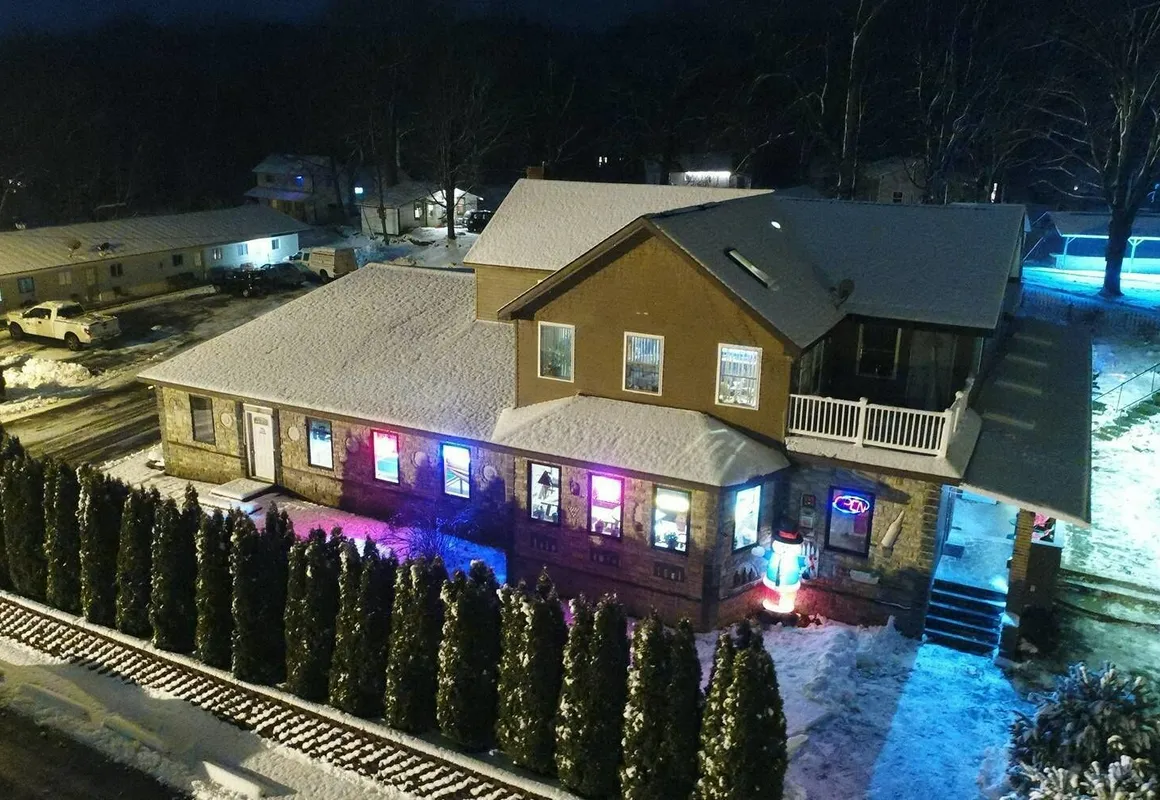 B & B Lounge hotel hero