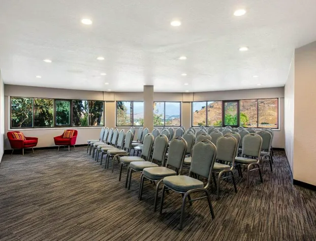 La Quinta Inn & Suites by Wyndham Pomona hotel detail image 4