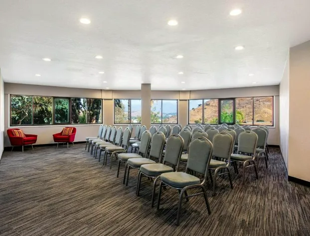 La Quinta Inn & Suites by Wyndham Pomona hotel detail image 4