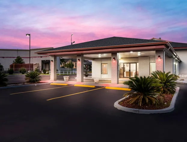 Red Roof Inn & Suites Thomasville hotel detail image 1
