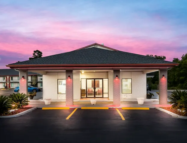 Red Roof Inn & Suites Thomasville hotel detail image 2