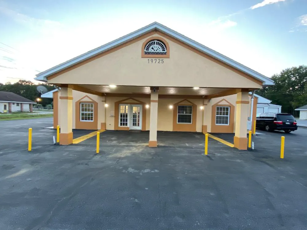 Deluxe Inn hotel hero