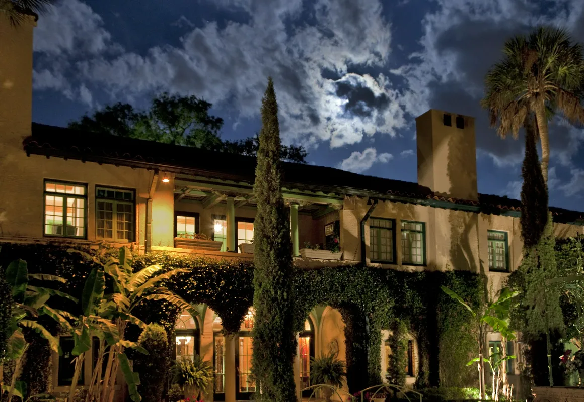 Club Continental hotel hero