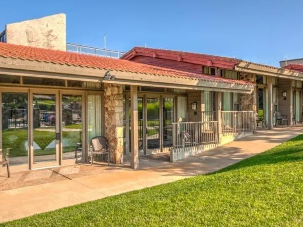 Lodge Of Four Seasons Golf Resort, Marina & Spa hotel detail image 1