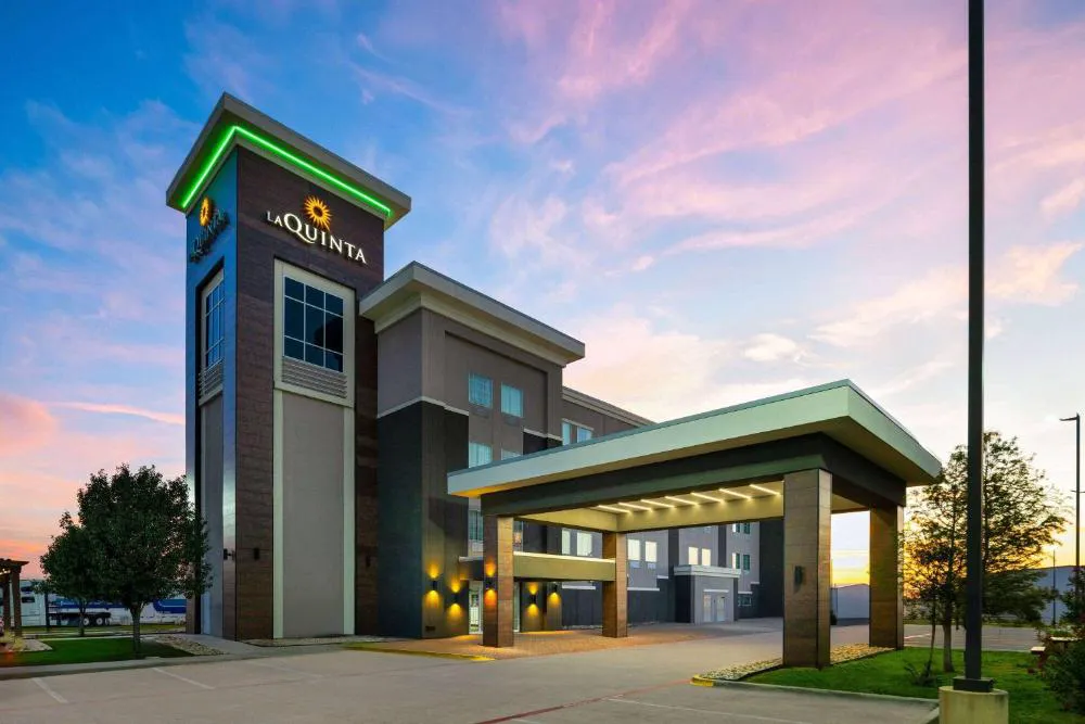 La Quinta Inn & Suites by Wyndham Denton - University Drive hotel hero