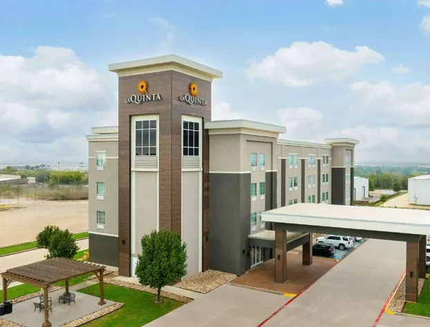 La Quinta Inn & Suites by Wyndham Denton - University Drive hotel detail image 1