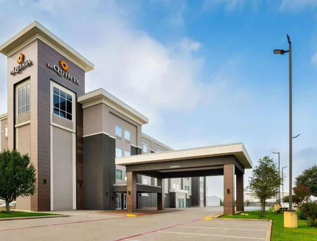 La Quinta Inn & Suites by Wyndham Denton - University Drive hotel detail image 2