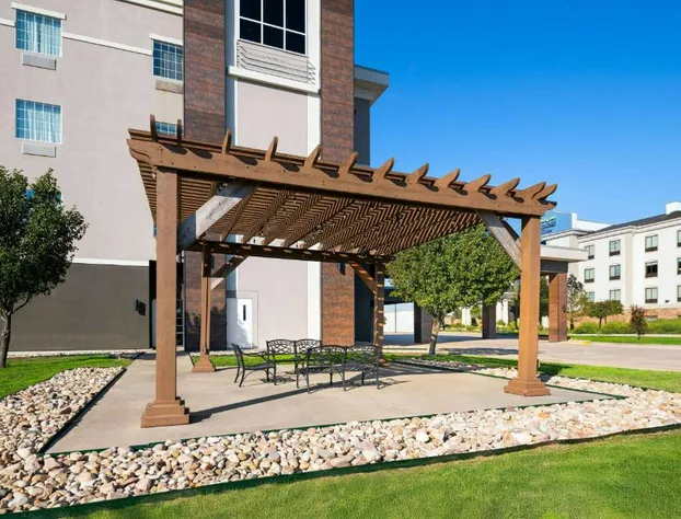 La Quinta Inn & Suites by Wyndham Denton - University Drive hotel detail image 3