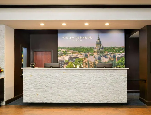 La Quinta Inn & Suites by Wyndham Denton - University Drive hotel detail image 4