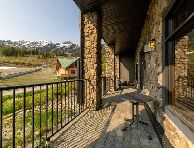 Glacier Mountaineer Lodge hotel detail image 3