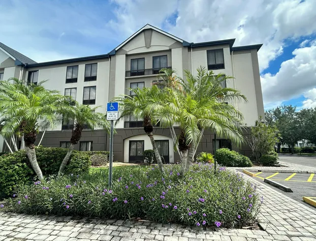 Red Roof PLUS+ Fort Myers hotel detail image 4