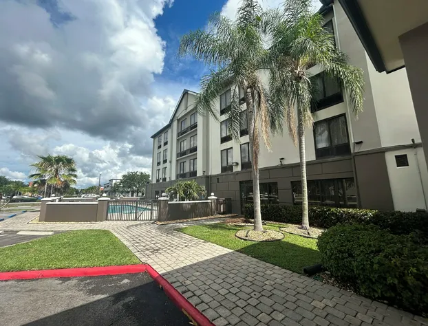 Red Roof PLUS+ Fort Myers hotel detail image 2