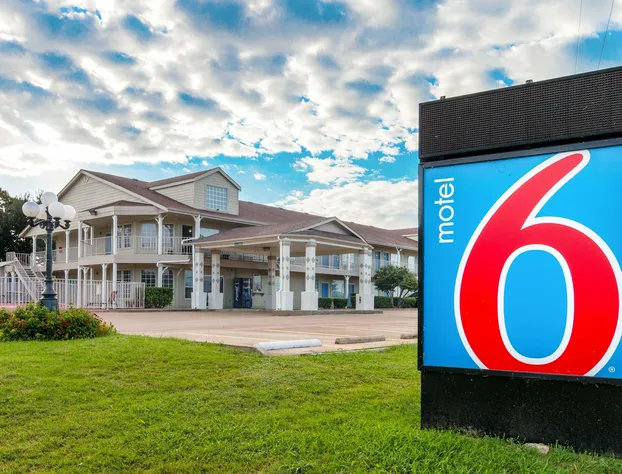 Motel 6 Waxahachie, TX hotel detail image 1