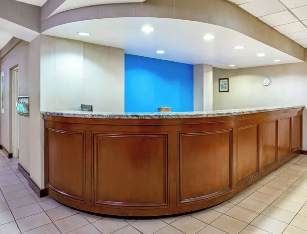 La Quinta Inn & Suites by Wyndham Stamford / New York City hotel detail image 2