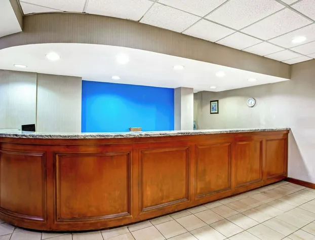 La Quinta Inn & Suites by Wyndham Stamford / New York City hotel detail image 3