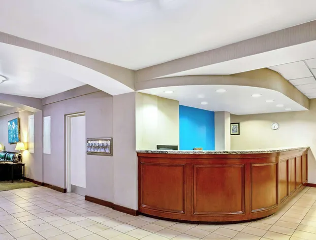 La Quinta Inn & Suites by Wyndham Stamford / New York City hotel detail image 4