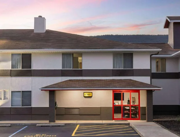 Super 8 by Wyndham Burnham/Lewistown hotel detail image 3