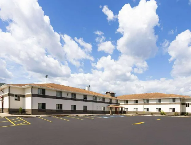 Super 8 by Wyndham Burnham/Lewistown hotel detail image 3