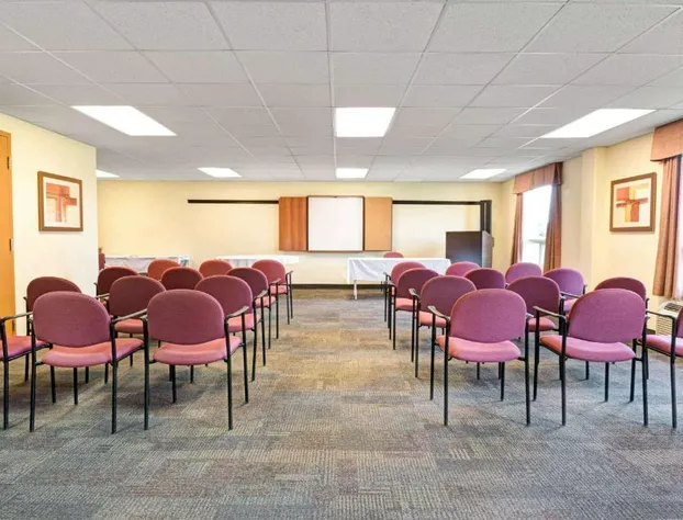 Super 8 by Wyndham Barrie South hotel detail image 2