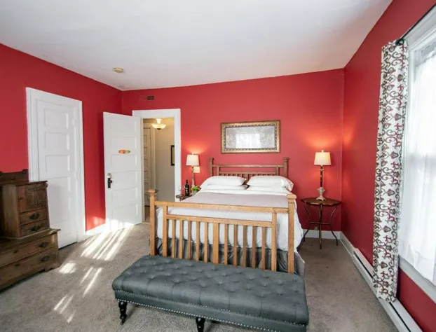 Looking Glass Inn hotel detail image 4