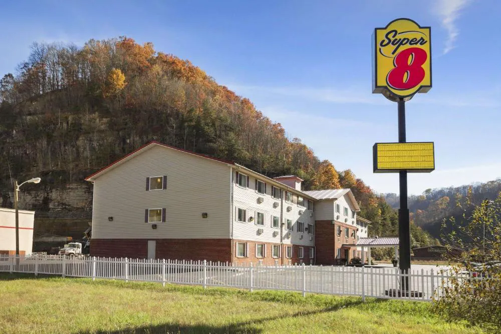 Super 8 by Wyndham Prestonsburg hotel hero