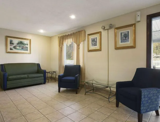 Super 8 by Wyndham Prestonsburg hotel detail image 3