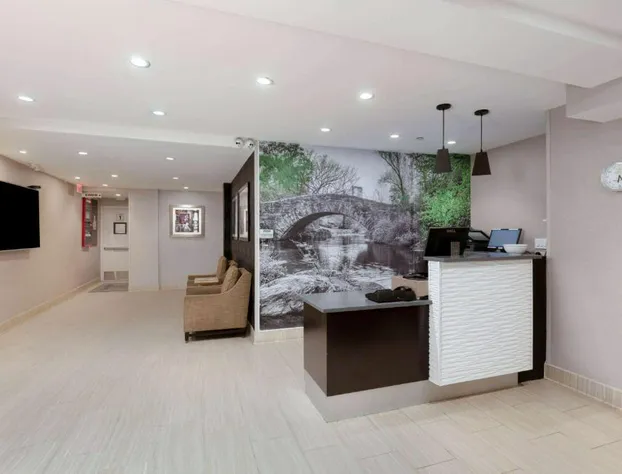 La Quinta Inn & Suites by Wyndham New York City Central Park hotel detail image 4