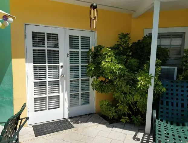 Alexander Palms Court hotel detail image 1