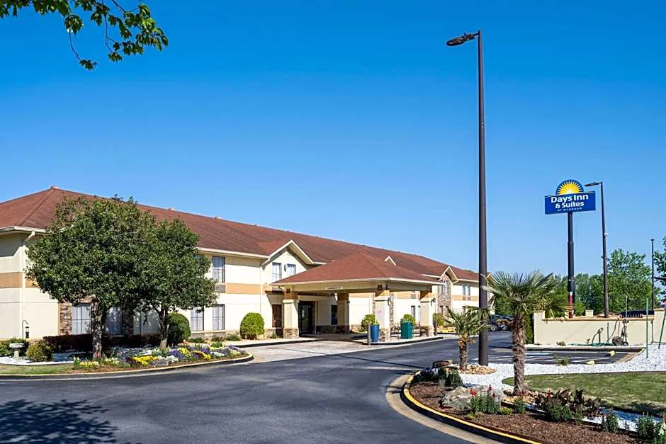 Days Inn & Suites by Wyndham Commerce hotel hero