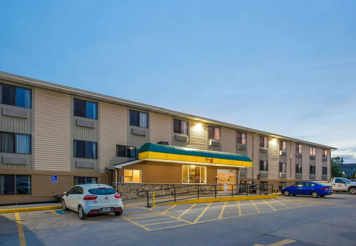Super 8 by Wyndham Iowa City/Coralville hotel hero