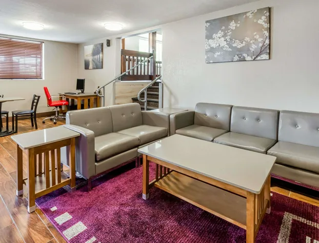 Super 8 by Wyndham Iowa City/Coralville hotel detail image 1