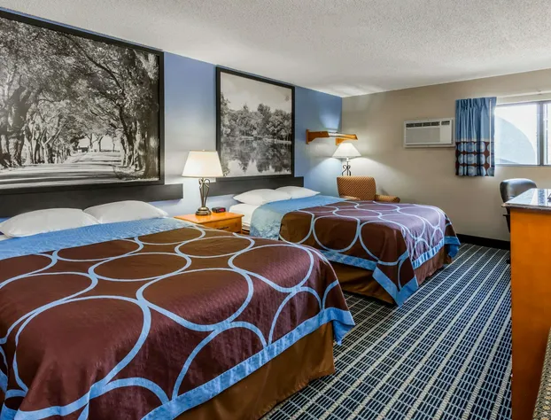 Super 8 by Wyndham Iowa City/Coralville hotel detail image 3