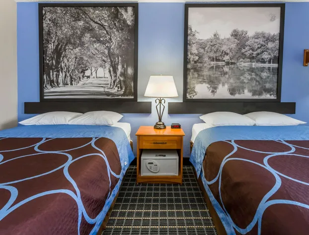 Super 8 by Wyndham Iowa City/Coralville hotel detail image 4