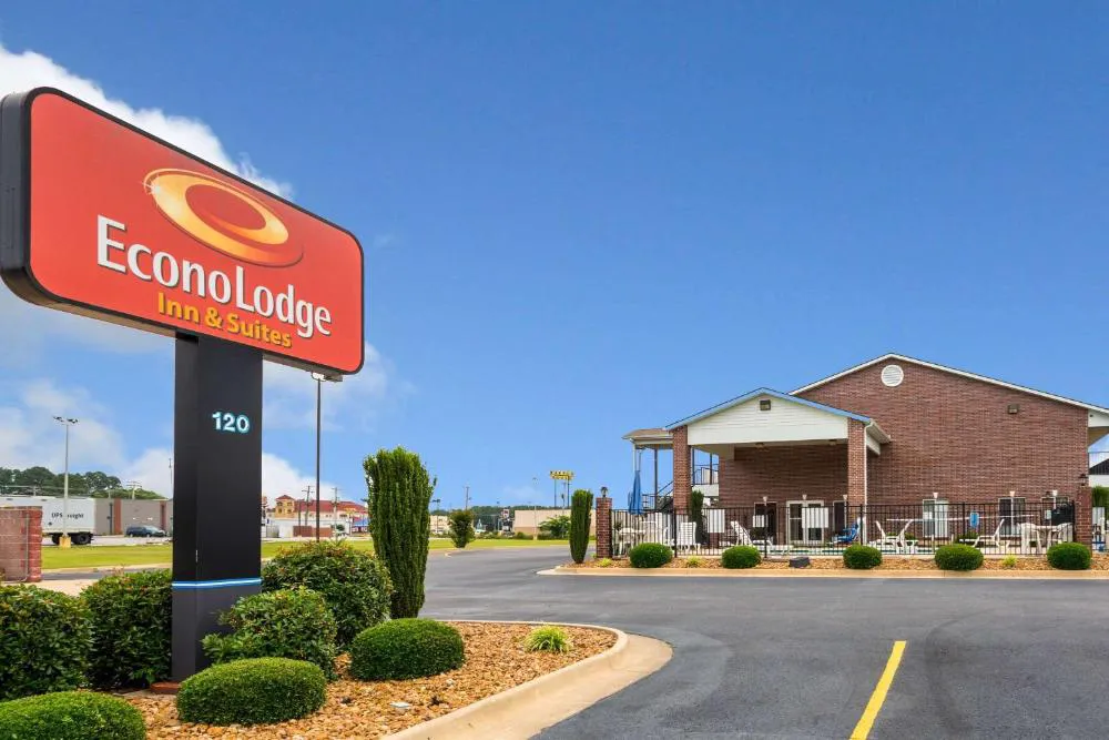 Econo Lodge Inn & Suites Searcy hotel hero