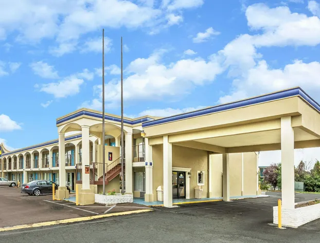 Days Inn by Wyndham Ashland hotel detail image 1