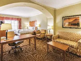 La Quinta Inn & Suites by Wyndham Bridgeport hotel detail image 4