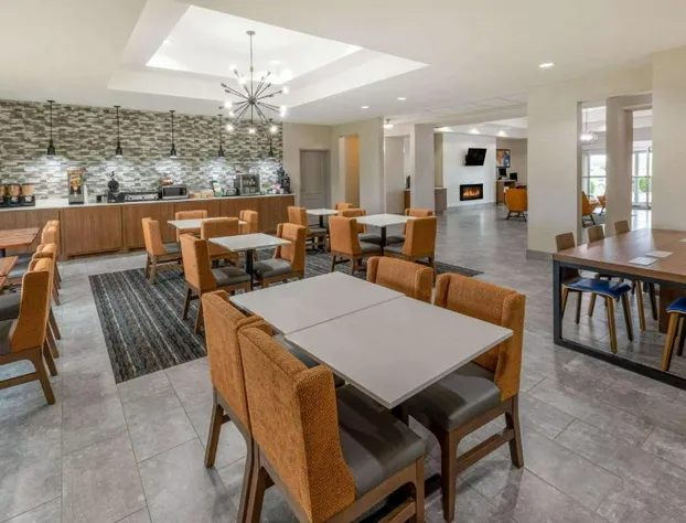 La Quinta Inn & Suites by Wyndham Bridgeport hotel detail image 3