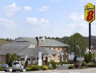 Super 8 by Wyndham Hillsville hotel hero