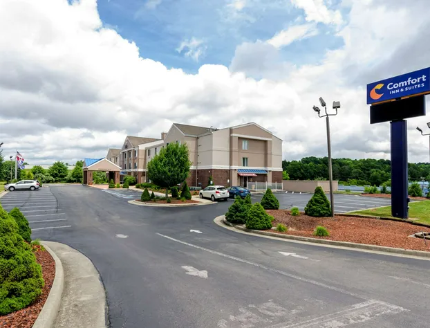 Comfort Inn & Suites Hillsville I-77 hotel detail image 2