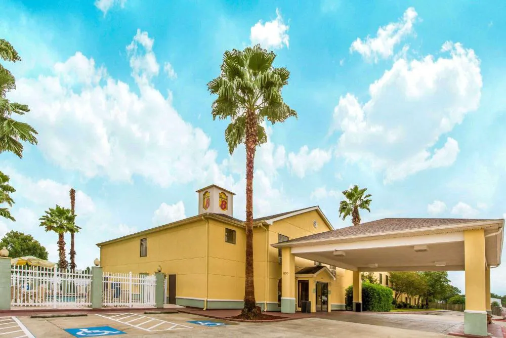 Super 8 by Wyndham Lake Charles/Sulphur hotel hero