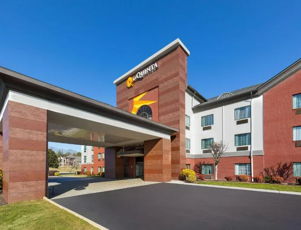 La Quinta Inn & Suites by Wyndham Loudon hotel detail image 1