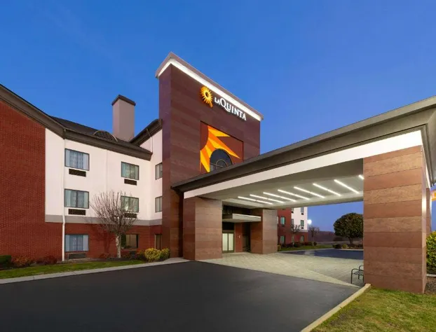 La Quinta Inn & Suites by Wyndham Loudon hotel detail image 2