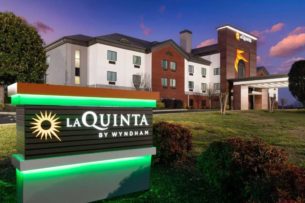 La Quinta Inn & Suites by Wyndham Loudon hotel hero
