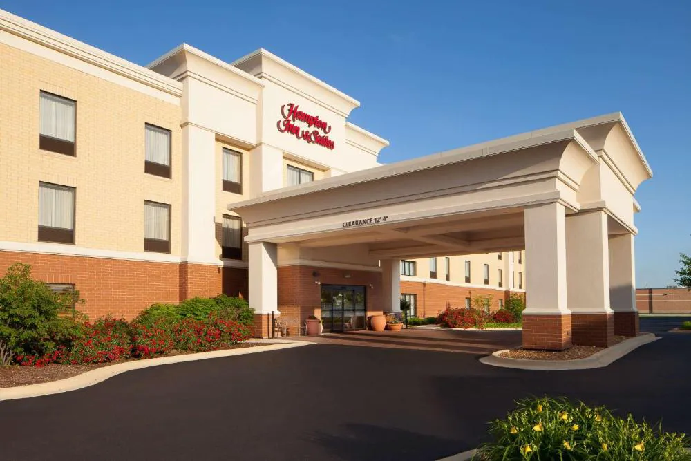 Hampton Inn & Suites Chicago/St. Charles hotel hero