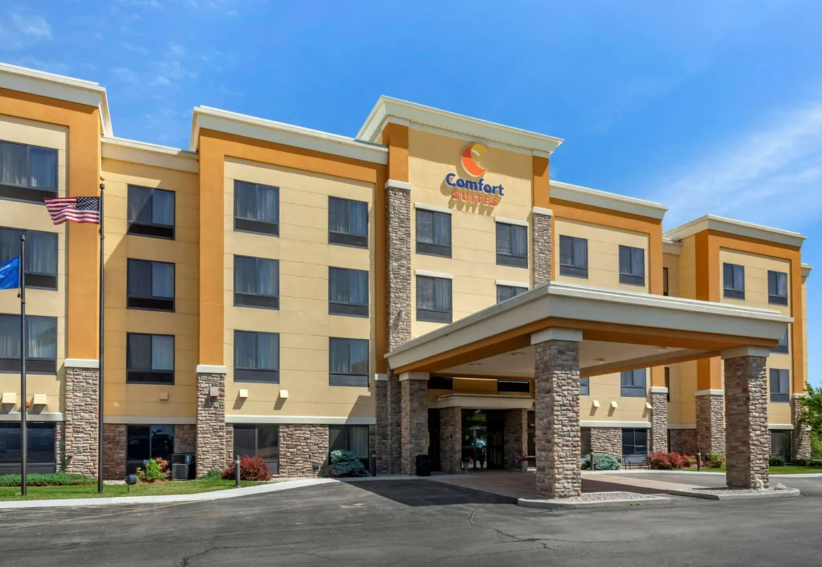 Comfort Suites Oshkosh hotel hero